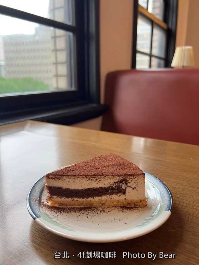 【台北】「4F劇場咖啡Le Promenoir Coffee．在古蹟裡喝咖啡，隱身中山堂裡的靜謚咖啡館（單品手沖/手作甜點