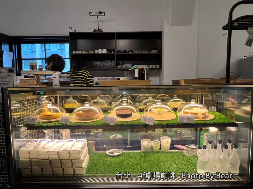 【台北】「4F劇場咖啡Le Promenoir Coffee．在古蹟裡喝咖啡，隱身中山堂裡的靜謚咖啡館（單品手沖/手作甜點