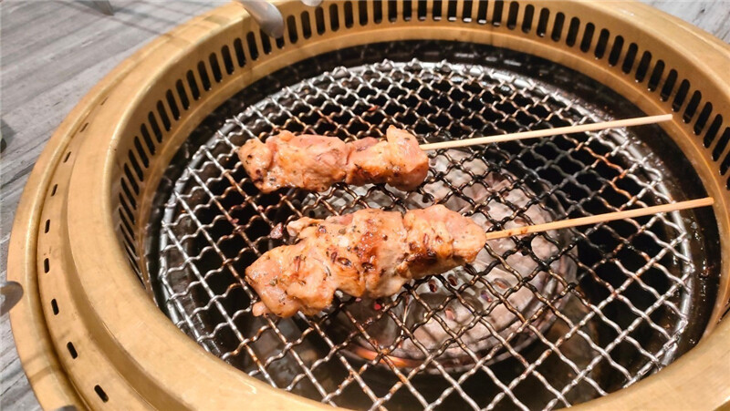 美食｜高雄夢時代【燒肉將Yakiniku Plus】當科技碰撞美食 ，高科技燒肉吃到飽火烤兩吃， 讓你眼睛為之一亮