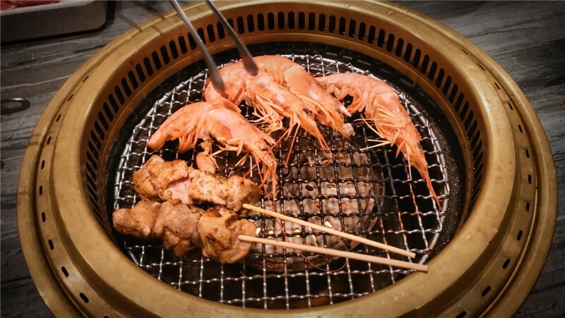 美食｜高雄夢時代【燒肉將Yakiniku Plus】當科技碰撞美食 ，高科技燒肉吃到飽火烤兩吃， 讓你眼睛為之一亮