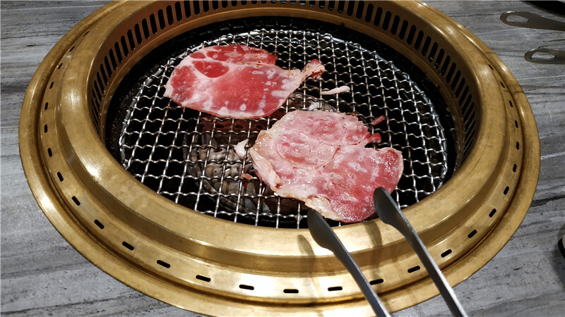美食｜高雄夢時代【燒肉將Yakiniku Plus】當科技碰撞美食 ，高科技燒肉吃到飽火烤兩吃， 讓你眼睛為之一亮