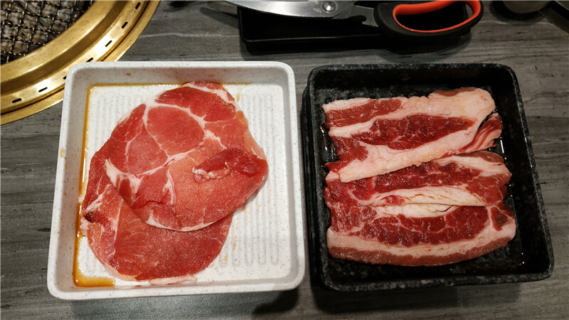 美食｜高雄夢時代【燒肉將Yakiniku Plus】當科技碰撞美食 ，高科技燒肉吃到飽火烤兩吃， 讓你眼睛為之一亮