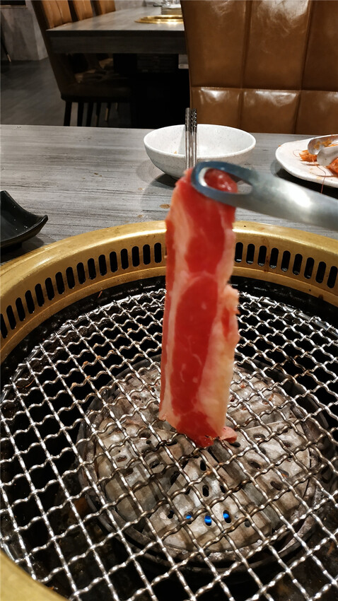 美食｜高雄夢時代【燒肉將Yakiniku Plus】當科技碰撞美食 ，高科技燒肉吃到飽火烤兩吃， 讓你眼睛為之一亮