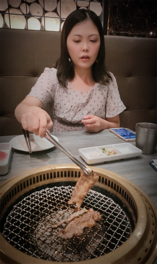 美食｜高雄夢時代【燒肉將Yakiniku Plus】當科技碰撞美食 ，高科技燒肉吃到飽火烤兩吃， 讓你眼睛為之一亮