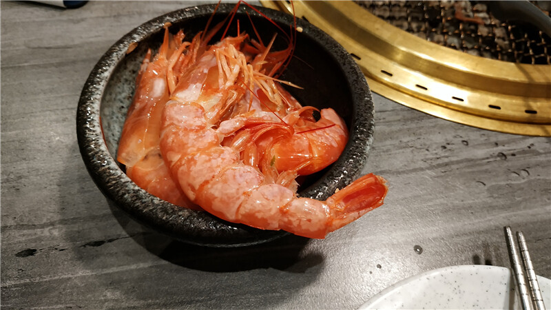 美食｜高雄夢時代【燒肉將Yakiniku Plus】當科技碰撞美食 ，高科技燒肉吃到飽火烤兩吃， 讓你眼睛為之一亮