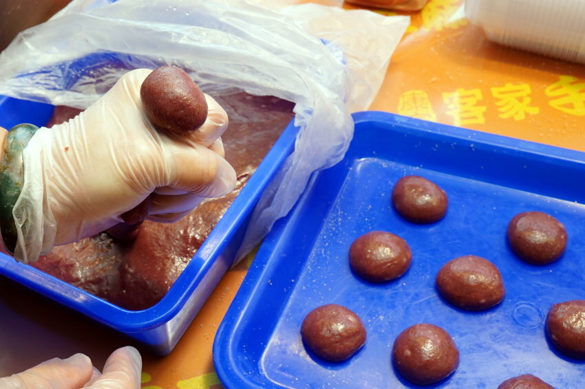 【桃園美食】康家客家手工麻糬．網美風棋格麻糬，三種口味一次滿足!