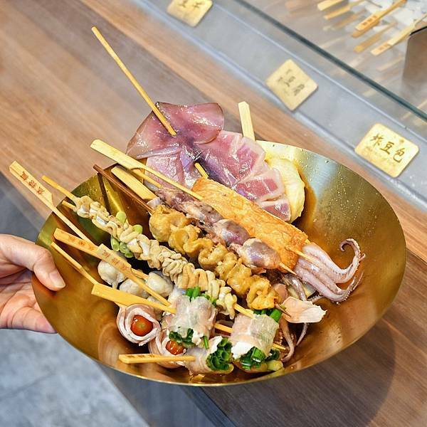 【新北林口】焦糖楓串燒漢方無烟撒粉 林口直營店，網友激推平價串燒，內用空間寬敞，私廚海鮮料理，宵夜小酌聚餐，林口三井美食