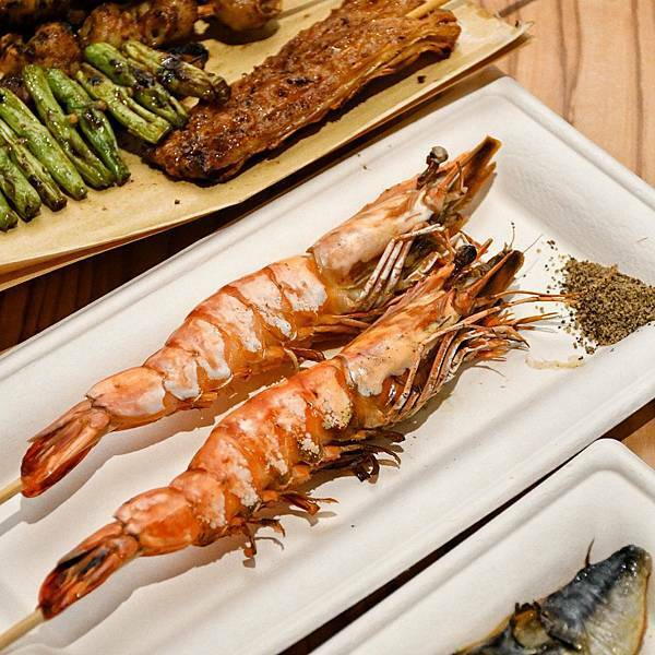 【新北林口】焦糖楓串燒漢方無烟撒粉 林口直營店，網友激推平價串燒，內用空間寬敞，私廚海鮮料理，宵夜小酌聚餐，林口三井美食