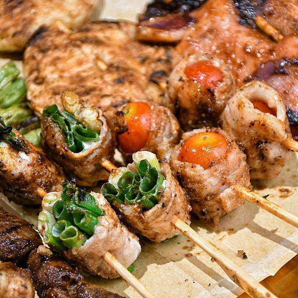 【新北林口】焦糖楓串燒漢方無烟撒粉 林口直營店，網友激推平價串燒，內用空間寬敞，私廚海鮮料理，宵夜小酌聚餐，林口三井美食