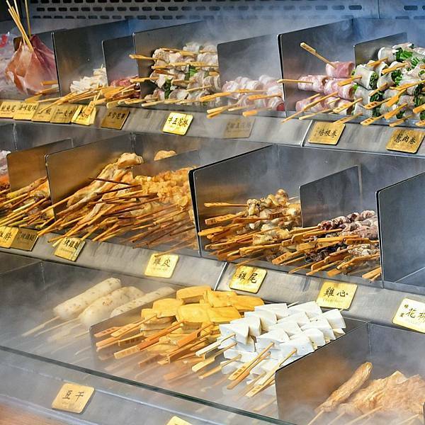 【新北林口】焦糖楓串燒漢方無烟撒粉 林口直營店，網友激推平價串燒，內用空間寬敞，私廚海鮮料理，宵夜小酌聚餐，林口三井美食