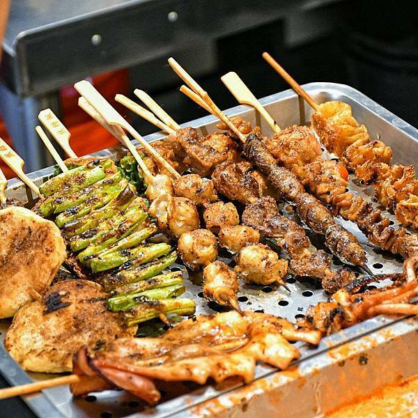 【新北林口】焦糖楓串燒漢方無烟撒粉 林口直營店，網友激推平價串燒，內用空間寬敞，私廚海鮮料理，宵夜小酌聚餐，林口三井美食