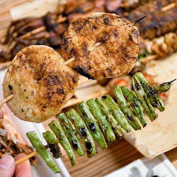 【新北林口】焦糖楓串燒漢方無烟撒粉 林口直營店，網友激推平價串燒，內用空間寬敞，私廚海鮮料理，宵夜小酌聚餐，林口三井美食