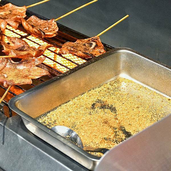 【新北林口】焦糖楓串燒漢方無烟撒粉 林口直營店，網友激推平價串燒，內用空間寬敞，私廚海鮮料理，宵夜小酌聚餐，林口三井美食