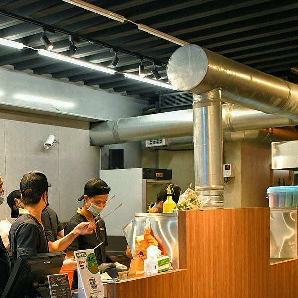 【新北林口】焦糖楓串燒漢方無烟撒粉 林口直營店，網友激推平價串燒，內用空間寬敞，私廚海鮮料理，宵夜小酌聚餐，林口三井美食