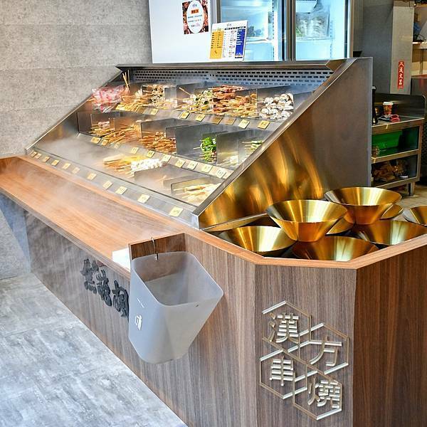 【新北林口】焦糖楓串燒漢方無烟撒粉 林口直營店，網友激推平價串燒，內用空間寬敞，私廚海鮮料理，宵夜小酌聚餐，林口三井美食