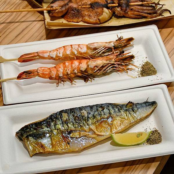 【新北林口】焦糖楓串燒漢方無烟撒粉 林口直營店，網友激推平價串燒，內用空間寬敞，私廚海鮮料理，宵夜小酌聚餐，林口三井美食