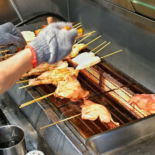 【新北林口】焦糖楓串燒漢方無烟撒粉 林口直營店，網友激推平價串燒，內用空間寬敞，私廚海鮮料理，宵夜小酌聚餐，林口三井美食