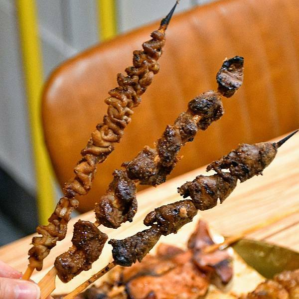 【新北林口】焦糖楓串燒漢方無烟撒粉 林口直營店，網友激推平價串燒，內用空間寬敞，私廚海鮮料理，宵夜小酌聚餐，林口三井美食