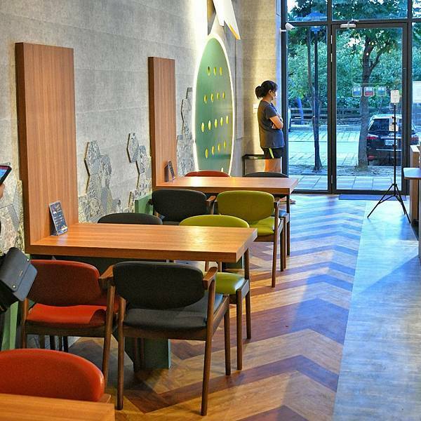 【新北林口】焦糖楓串燒漢方無烟撒粉 林口直營店，網友激推平價串燒，內用空間寬敞，私廚海鮮料理，宵夜小酌聚餐，林口三井美食