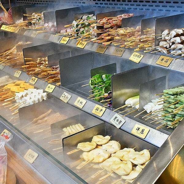 【新北林口】焦糖楓串燒漢方無烟撒粉 林口直營店，網友激推平價串燒，內用空間寬敞，私廚海鮮料理，宵夜小酌聚餐，林口三井美食