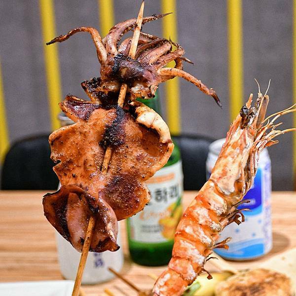 【新北林口】焦糖楓串燒漢方無烟撒粉 林口直營店，網友激推平價串燒，內用空間寬敞，私廚海鮮料理，宵夜小酌聚餐，林口三井美食