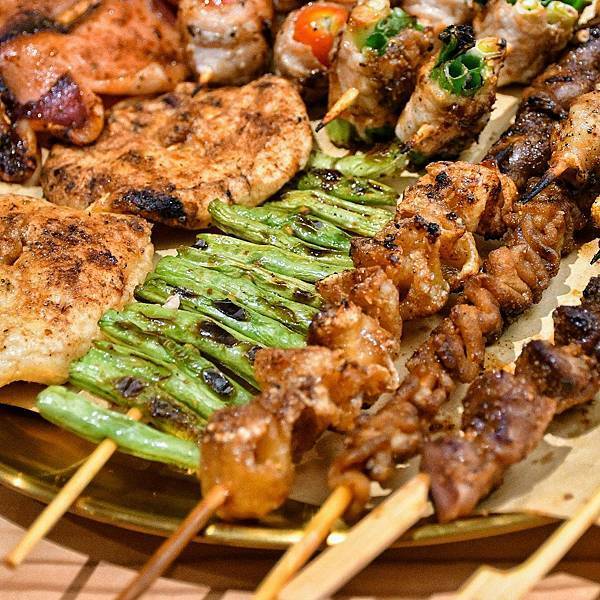 【新北林口】焦糖楓串燒漢方無烟撒粉 林口直營店，網友激推平價串燒，內用空間寬敞，私廚海鮮料理，宵夜小酌聚餐，林口三井美食