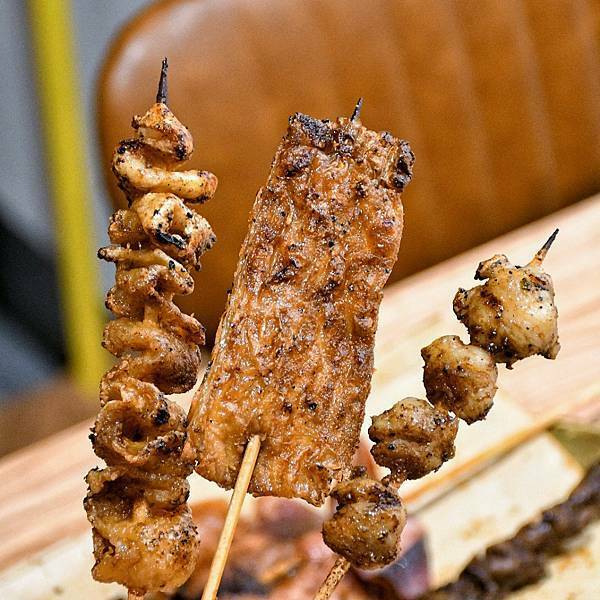 【新北林口】焦糖楓串燒漢方無烟撒粉 林口直營店，網友激推平價串燒，內用空間寬敞，私廚海鮮料理，宵夜小酌聚餐，林口三井美食