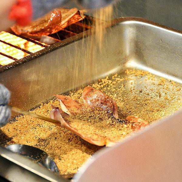 【新北林口】焦糖楓串燒漢方無烟撒粉 林口直營店，網友激推平價串燒，內用空間寬敞，私廚海鮮料理，宵夜小酌聚餐，林口三井美食