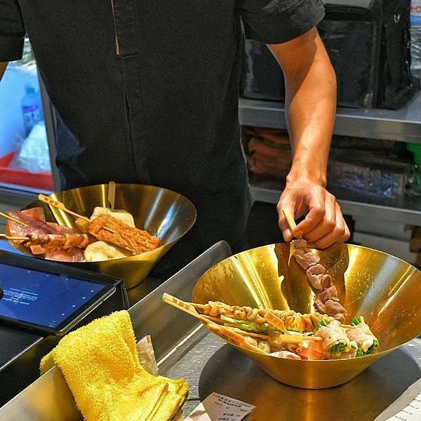 【新北林口】焦糖楓串燒漢方無烟撒粉 林口直營店，網友激推平價串燒，內用空間寬敞，私廚海鮮料理，宵夜小酌聚餐，林口三井美食