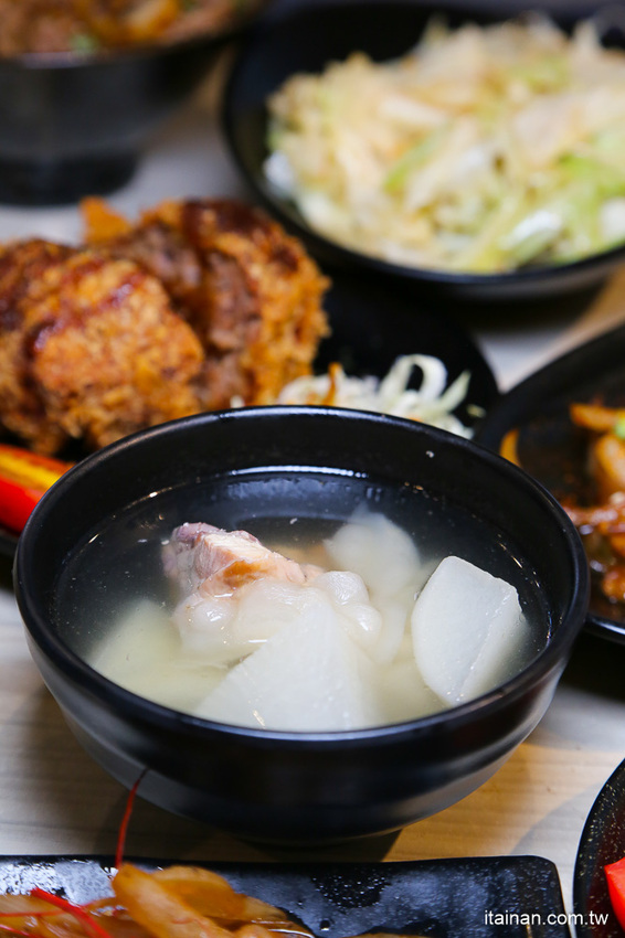 鐵板燒進化了!有質感平價鐵板燒~99元起爽吃現炒鐵板燒、超強丼飯套餐249元起!鳳梨苦瓜雞湯、飲料無限提供!『敲之助 鉄板焼き • 牛丼 • 洋食』 - 台南好Food遊