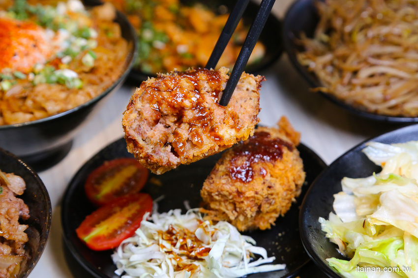 鐵板燒進化了!有質感平價鐵板燒~99元起爽吃現炒鐵板燒、超強丼飯套餐249元起!鳳梨苦瓜雞湯、飲料無限提供!『敲之助 鉄板焼き • 牛丼 • 洋食』 - 台南好Food遊