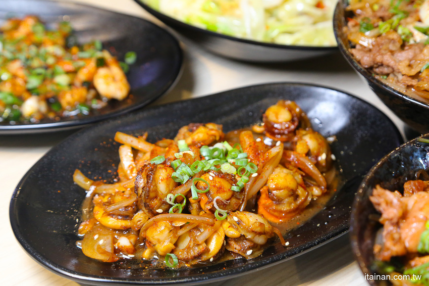 鐵板燒進化了!有質感平價鐵板燒~99元起爽吃現炒鐵板燒、超強丼飯套餐249元起!鳳梨苦瓜雞湯、飲料無限提供!『敲之助 鉄板焼き • 牛丼 • 洋食』 - 台南好Food遊