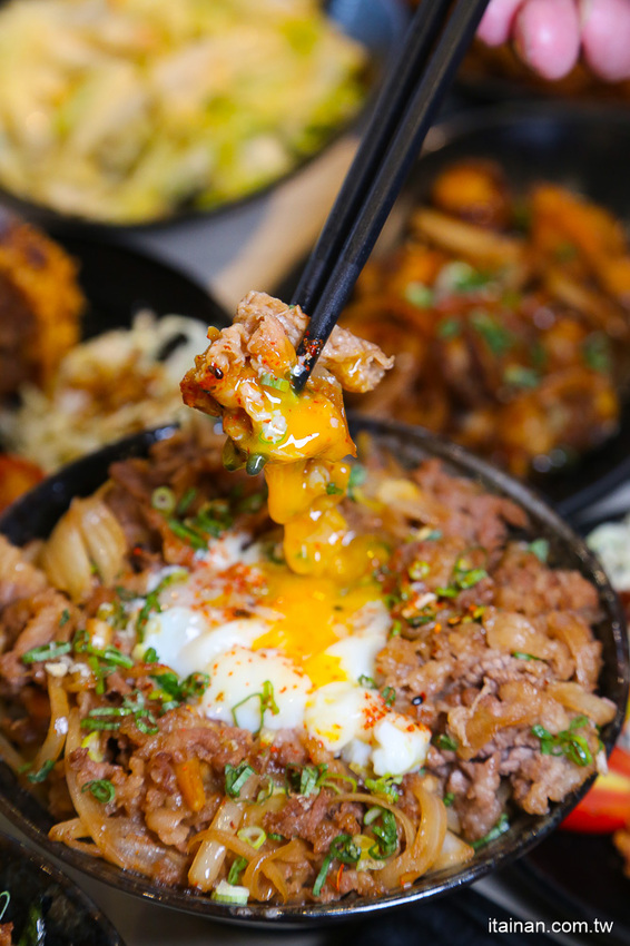 鐵板燒進化了!有質感平價鐵板燒~99元起爽吃現炒鐵板燒、超強丼飯套餐249元起!鳳梨苦瓜雞湯、飲料無限提供!『敲之助 鉄板焼き • 牛丼 • 洋食』 - 台南好Food遊