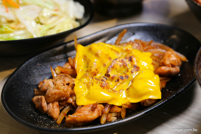 鐵板燒進化了!有質感平價鐵板燒~99元起爽吃現炒鐵板燒、超強丼飯套餐249元起!鳳梨苦瓜雞湯、飲料無限提供!『敲之助 鉄板焼き • 牛丼 • 洋食』 - 台南好Food遊