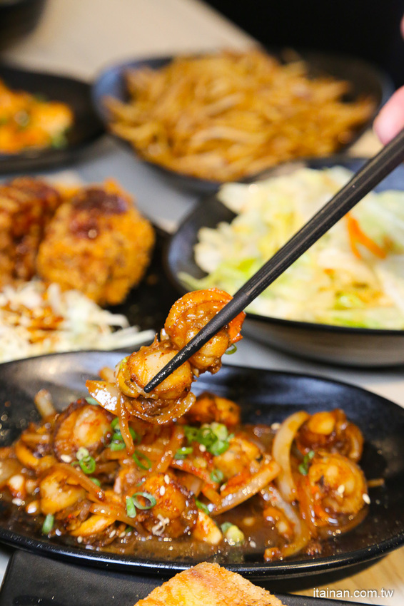 鐵板燒進化了!有質感平價鐵板燒~99元起爽吃現炒鐵板燒、超強丼飯套餐249元起!鳳梨苦瓜雞湯、飲料無限提供!『敲之助 鉄板焼き • 牛丼 • 洋食』 - 台南好Food遊