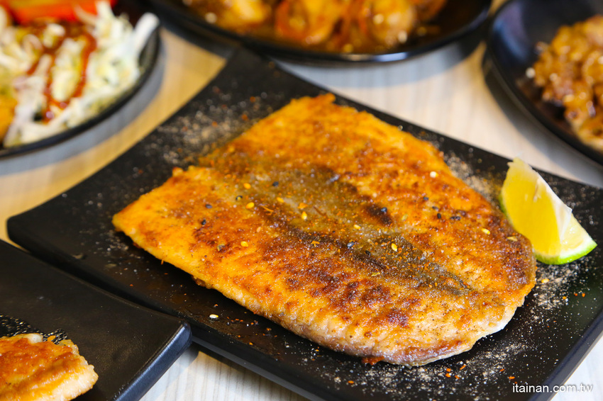 鐵板燒進化了!有質感平價鐵板燒~99元起爽吃現炒鐵板燒、超強丼飯套餐249元起!鳳梨苦瓜雞湯、飲料無限提供!『敲之助 鉄板焼き • 牛丼 • 洋食』 - 台南好Food遊