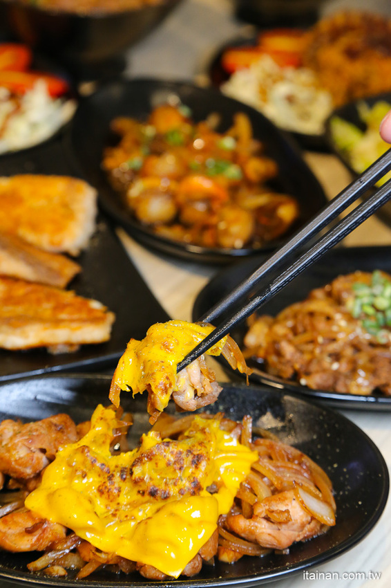 鐵板燒進化了!有質感平價鐵板燒~99元起爽吃現炒鐵板燒、超強丼飯套餐249元起!鳳梨苦瓜雞湯、飲料無限提供!『敲之助 鉄板焼き • 牛丼 • 洋食』 - 台南好Food遊