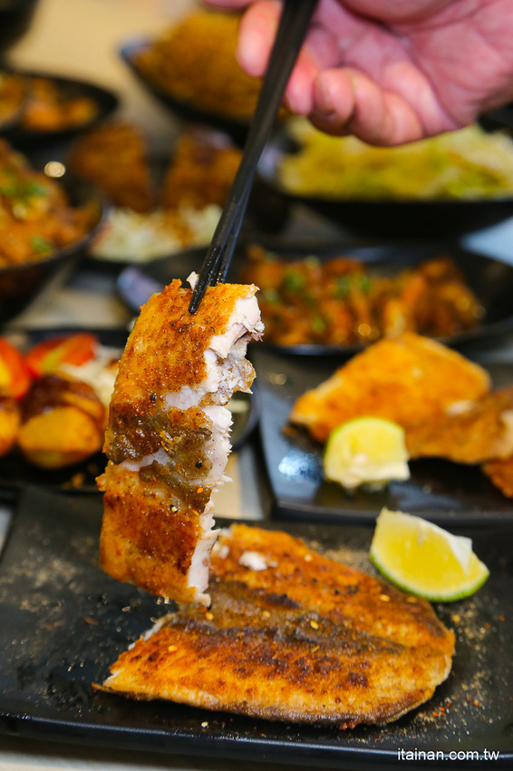 鐵板燒進化了!有質感平價鐵板燒~99元起爽吃現炒鐵板燒、超強丼飯套餐249元起!鳳梨苦瓜雞湯、飲料無限提供!『敲之助 鉄板焼き • 牛丼 • 洋食』 - 台南好Food遊