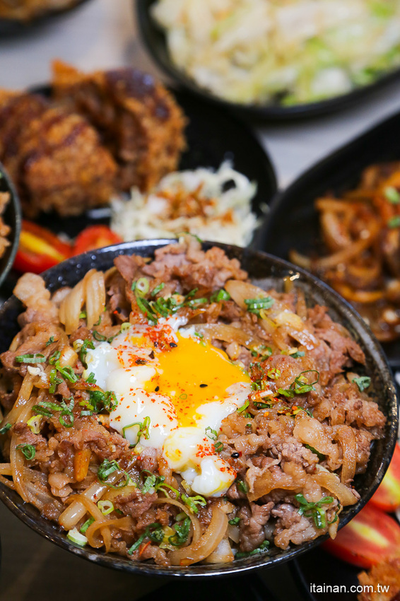 鐵板燒進化了!有質感平價鐵板燒~99元起爽吃現炒鐵板燒、超強丼飯套餐249元起!鳳梨苦瓜雞湯、飲料無限提供!『敲之助 鉄板焼き • 牛丼 • 洋食』 - 台南好Food遊