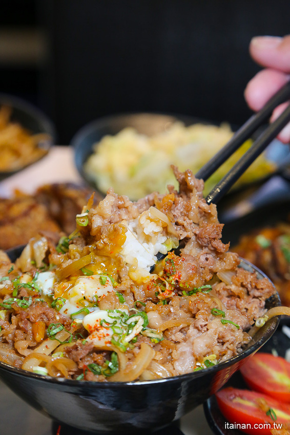 鐵板燒進化了!有質感平價鐵板燒~99元起爽吃現炒鐵板燒、超強丼飯套餐249元起!鳳梨苦瓜雞湯、飲料無限提供!『敲之助 鉄板焼き • 牛丼 • 洋食』 - 台南好Food遊