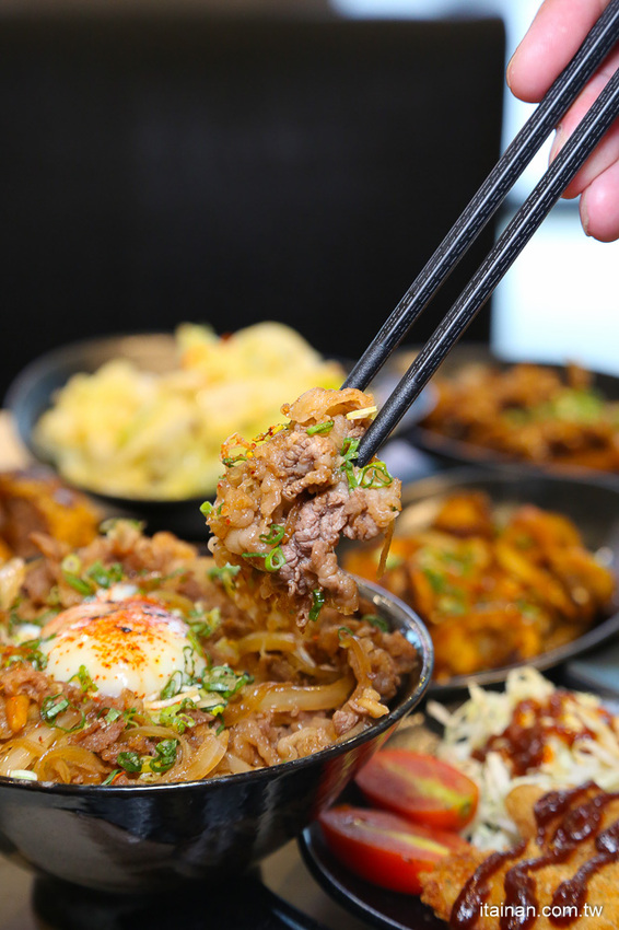 鐵板燒進化了!有質感平價鐵板燒~99元起爽吃現炒鐵板燒、超強丼飯套餐249元起!鳳梨苦瓜雞湯、飲料無限提供!『敲之助 鉄板焼き • 牛丼 • 洋食』 - 台南好Food遊