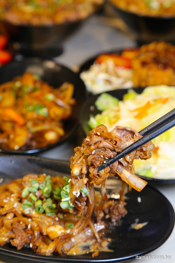 鐵板燒進化了!有質感平價鐵板燒~99元起爽吃現炒鐵板燒、超強丼飯套餐249元起!鳳梨苦瓜雞湯、飲料無限提供!『敲之助 鉄板焼き • 牛丼 • 洋食』 - 台南好Food遊