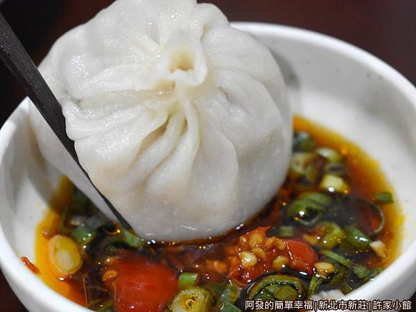 許家小館21-鮮肉小籠湯包沾醬.JPG