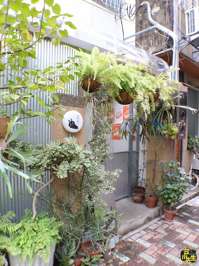 台南早午餐／藏身超隱密巷弄中／50多年台式老屋建築／早午餐結合民宿／綠意盎然植栽空間／連在地人都差點找不到