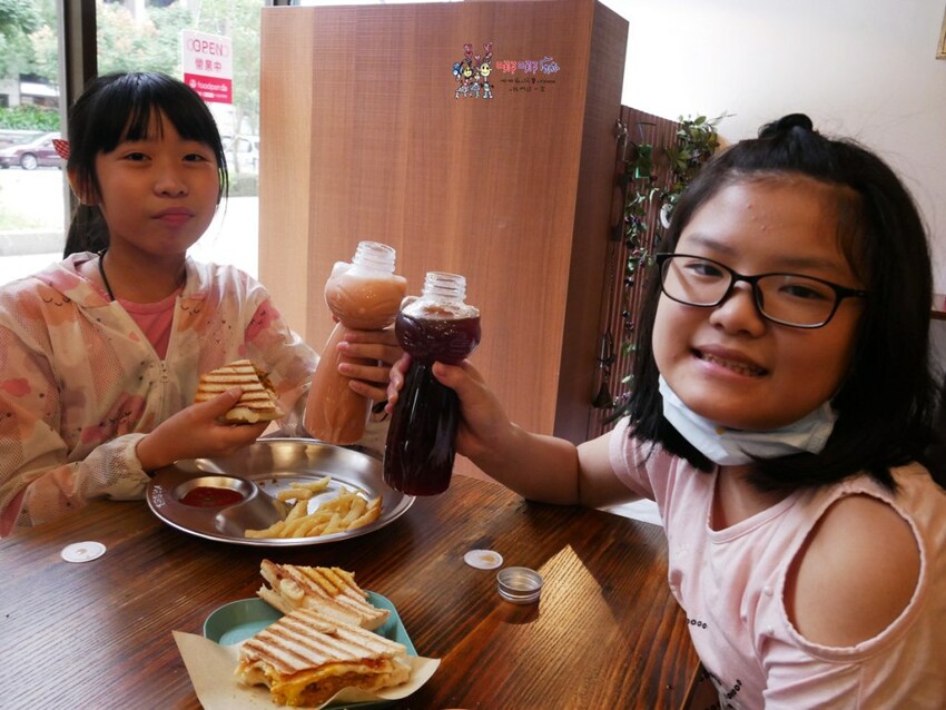 來嚕貓囉!八德貓咪餐廳推出超可愛貓咪泰奶,還有威武霸氣的大貓坐檯!