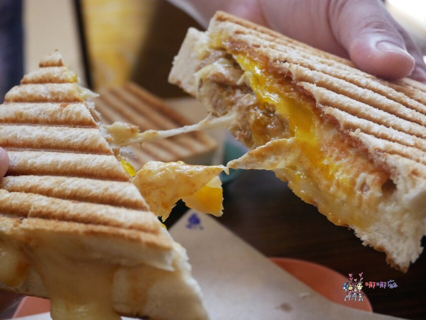 來嚕貓囉!八德貓咪餐廳推出超可愛貓咪泰奶,還有威武霸氣的大貓坐檯!