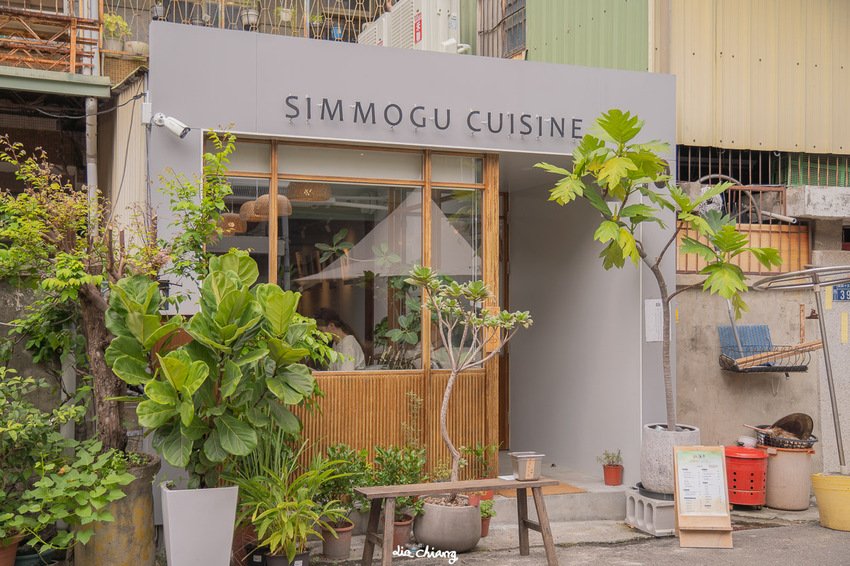 台中西區巷弄中植栽、木質系餐廳-溪木