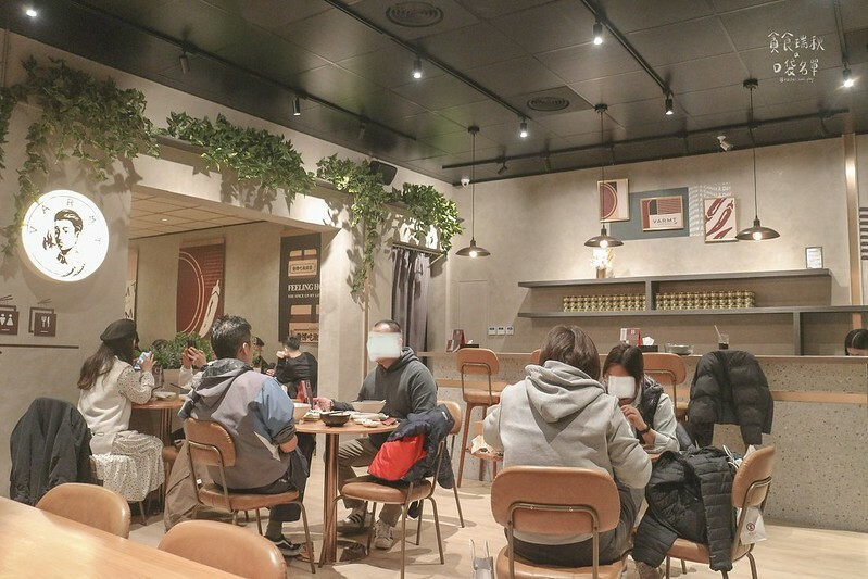 台中西區｜勤美商圈文青麵食專賣，香辣帶勁椒麻雞肉拌麵、酸辣泰式海鮮麵｜發愣吃VARMT (內有菜單)