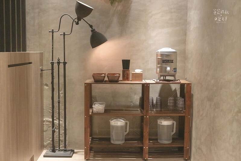 台中西區｜勤美商圈文青麵食專賣，香辣帶勁椒麻雞肉拌麵、酸辣泰式海鮮麵｜發愣吃VARMT (內有菜單)