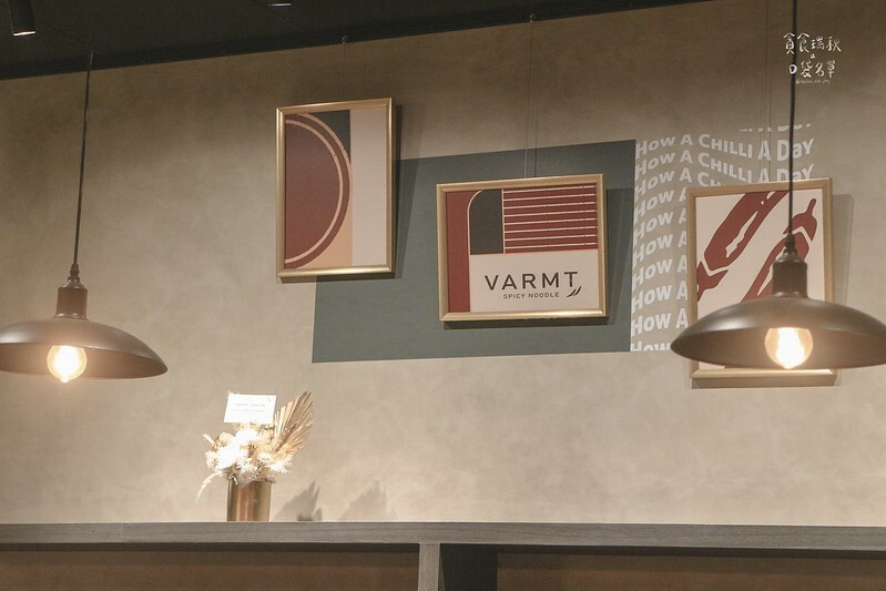 台中西區｜勤美商圈文青麵食專賣，香辣帶勁椒麻雞肉拌麵、酸辣泰式海鮮麵｜發愣吃VARMT (內有菜單)